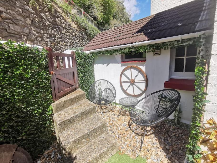Shore Thing - Just A Stones Throw From The Beach Sandgate Exterior photo